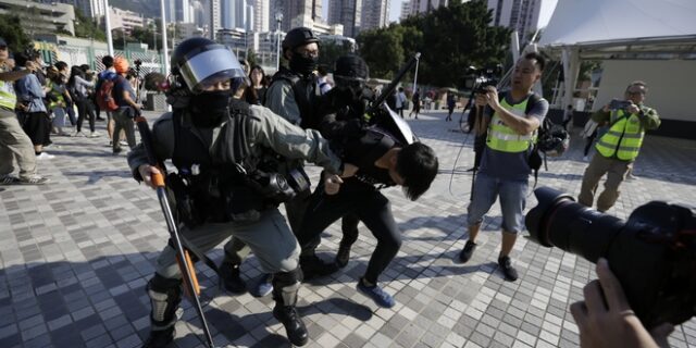 Χονγκ Κονγκ: Σε κρίσιμη κατάσταση διαδηλωτής – Τον πυροβόλησε αστυνομικός