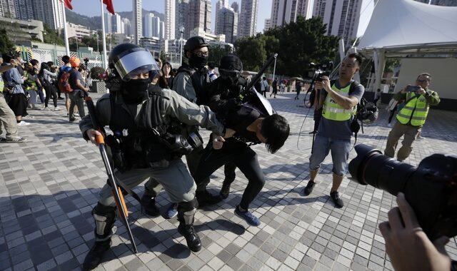 Χονγκ Κονγκ: Σε κρίσιμη κατάσταση διαδηλωτής – Τον πυροβόλησε αστυνομικός