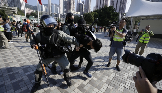 Χονγκ Κονγκ: Σε κρίσιμη κατάσταση διαδηλωτής – Τον πυροβόλησε αστυνομικός
