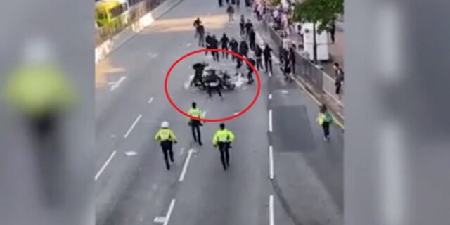 Σκηνές ωμής βίας στο Χονγκ Κονγκ: Αστυνομικός προσπαθεί να πατήσει διαδηλωτές με τη μηχανή του