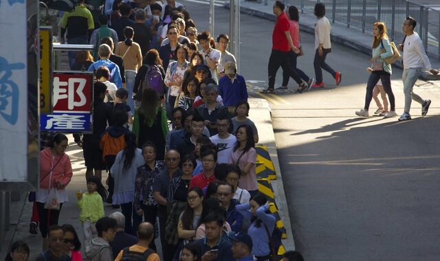 Χονγκ Κονγκ: Αριθμός ρεκόρ ψηφοφόρων σπεύδει στις κάλπες για τις περιφερειακές εκλογές