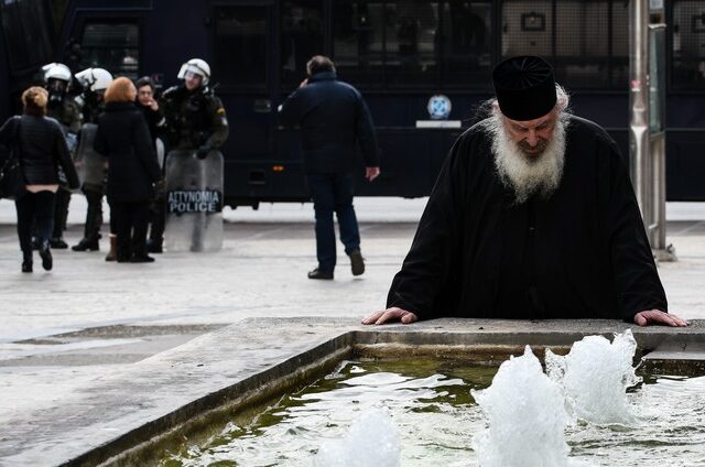 Βρίζει τα Θεία η μεσαία τάξη;