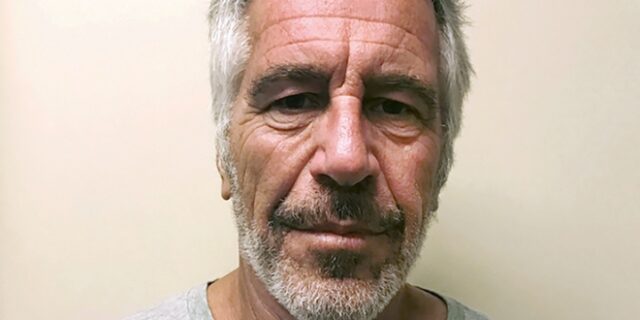 Υπόθεση Έπσταϊν: Κατηγορίες απαγγέλθηκαν κατά των σωφρονιστικών υπαλλήλων που φύλαγαν το κελί του