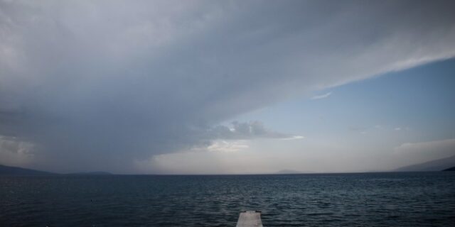 Αρχικά άστατος καιρός με βροχές και καταιγίδες την Κυριακή – Από το μεσημέρι βελτίωση