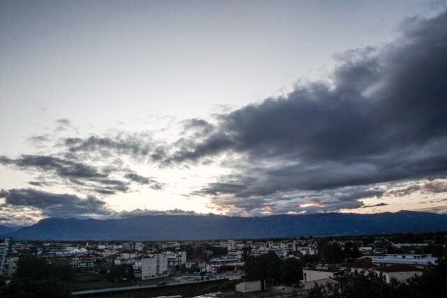 Καιρός: Πρόσκαιρα βελτιωμένος τη Δευτέρα με τοπικές νεφώσεις