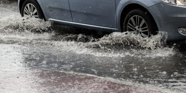 Τις 40 έφτασαν οι κλήσεις για αντλήσεις υδάτων στην Αττική – Κλειστοί δρόμοι