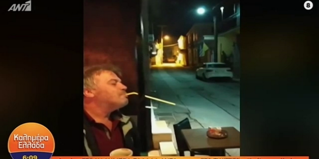 Τρομερή πατέντα: Βρήκε τον τρόπο να καπνίζει μέσα σε μαγαζί