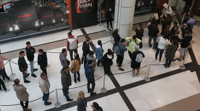 Black Friday: Γιατί δεν βλέπουμε τεράστιες ουρές έξω από τα καταστήματα