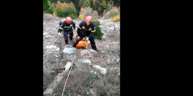 Κατερίνη: Η στιγμή της ανάσυρσης της 17χρονης και της μητέρας της από τη χαράδρα