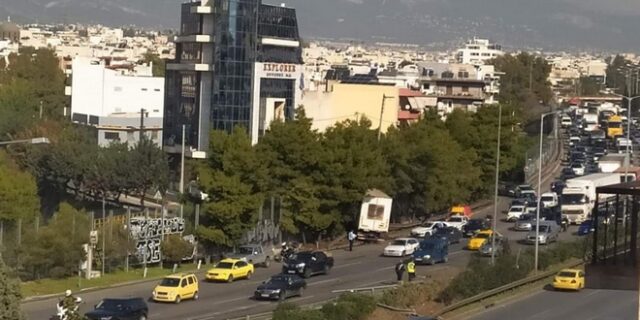 Εκτροπή φορτηγού στον Κηφισό: Έσπασε τις μπάρες, πέρασε στο αντίθετο ρεύμα και καρφώθηκε στα δέντρα