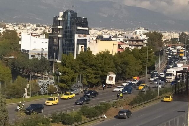 Εκτροπή φορτηγού στον Κηφισό: Έσπασε τις μπάρες, πέρασε στο αντίθετο ρεύμα και καρφώθηκε στα δέντρα