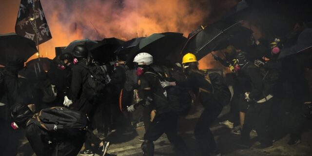 Νύχτα επεισοδίων στο Χονγκ Κονγκ: Κλειστά τα σχολεία αύριο για λόγους ασφαλείας