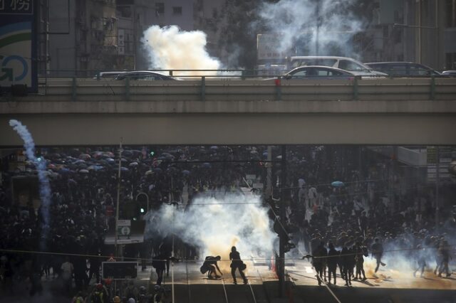 Χάος στο Χονγκ Κονγκ: Η αστυνομία διαλύει συγκεντρώσεις με δακρυγόνα