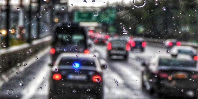 Στο “κόκκινο” η κίνηση στους δρόμους της Αθήνας λόγω κακοκαιρίας: Πού παρουσιάζονται προβλήματα