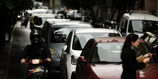 Κίνηση στους δρόμους: Κυκλοφοριακό χάος στο κέντρο της Αθήνας