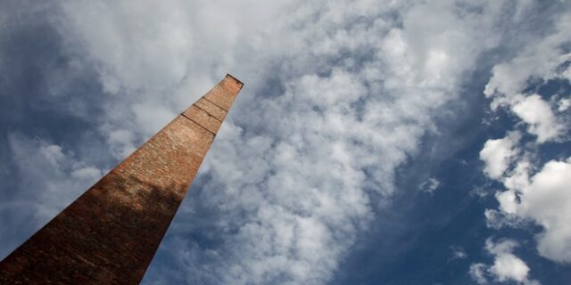 Καιρός: Πρόσκαιρη βελτίωση το Σάββατο – Δεν θα λείψουν οι τοπικές βροχές