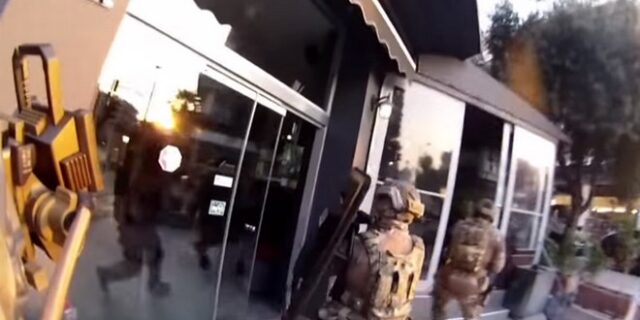Βίντεο: Η έφοδος των κομάντο του λιμενικού για την εξάρθρωση κυκλώματος πλαστών διαβατηρίων