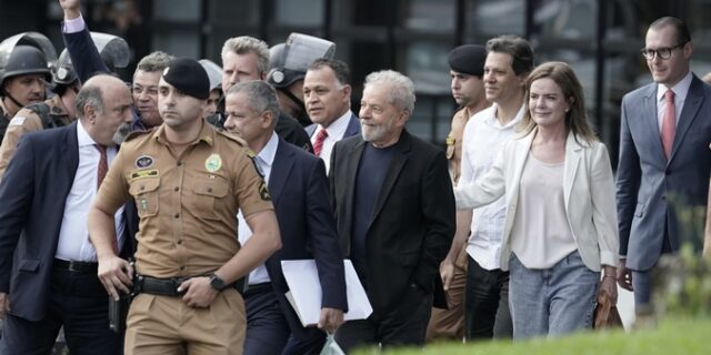 Βραζιλία: Ελεύθερος ο Λούλα, πλήθος κόσμου έξω από τη φυλακή