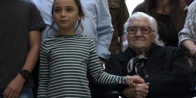 Η 92χρονη Μελπομένη συναντήθηκε με την εβραϊκή οικογένεια που έσωσε από τους Ναζί πριν 75 χρόνια