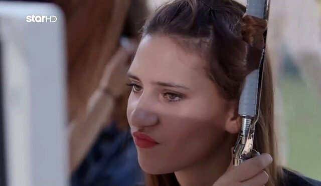 GNTM2: Αυτά συμβαίνουν όταν η Μαρία προσπαθεί να βαφτεί μόνη της