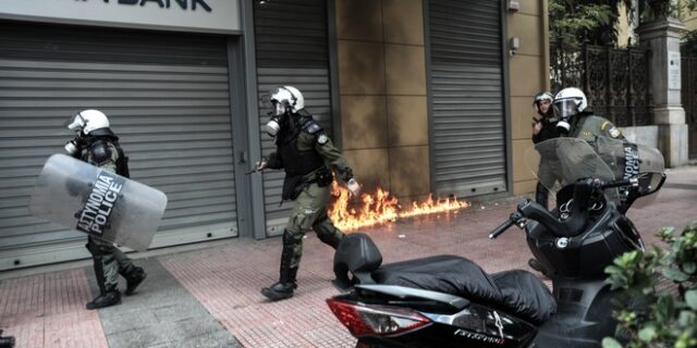 Πέτρες και μολότοφ πέριξ ΑΣΟΕΕ και στην Σπύρου Τρικούπη