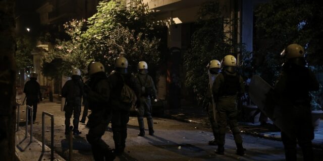 Επεισόδια τα ξημερώματα στα Εξάρχεια-Απόπειρα ανακατάληψης των κτιρίων στην οδό Δερβενίων