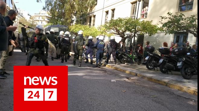 Πρωτοφανές: Τα ΜΑΤ μπήκαν στην Ευελπίδων και άρχισαν να χτυπούν όσους περίμεναν τους συλληφθέντες