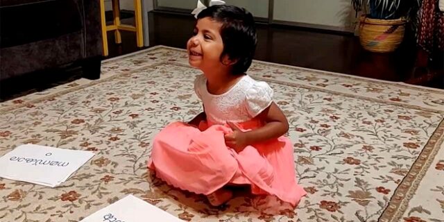 Τρίχρονο “παιδί θαύμα” αναγνωρίζει 25 διαφορετικές γλώσσες (και την ελληνική)