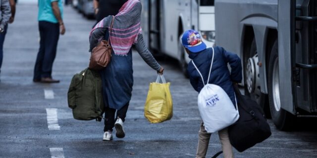Στον Πειραιά σχεδόν 200 πρόσφυγες και μετανάστες από τα νησιά