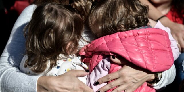 ΕΛΣΤΑΤ: Οι γυναίκες κυρίως αναλαμβάνουν τη μέριμνα παιδιών και συγγενών
