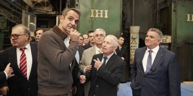 Σε εργοστάσιο που επαναλειτουργεί μετά από πέντε χρόνια ο Μητσοτάκης
