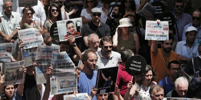 Τουρκία: Περισσότεροι από 120 δημοσιογράφοι παραμένουν φυλακισμένοι
