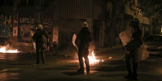Εξάρχεια: Επίθεση κουκουλοφόρων με μολότοφ σε αστυνομικούς – Ένας τραυματίας