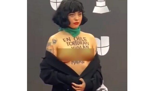 Χιλιανή τραγουδίστρια ξεγύμνωσε το στήθος της σε ένδειξη διαμαρτυρίας