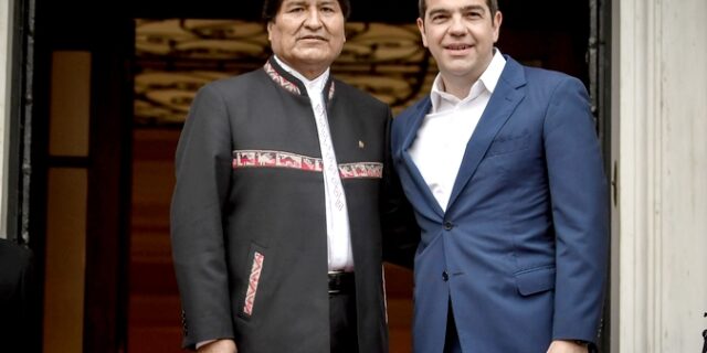 Ο Τσίπρας στηρίζει Μοράλες: “Έβο δεν είσαι μόνος”