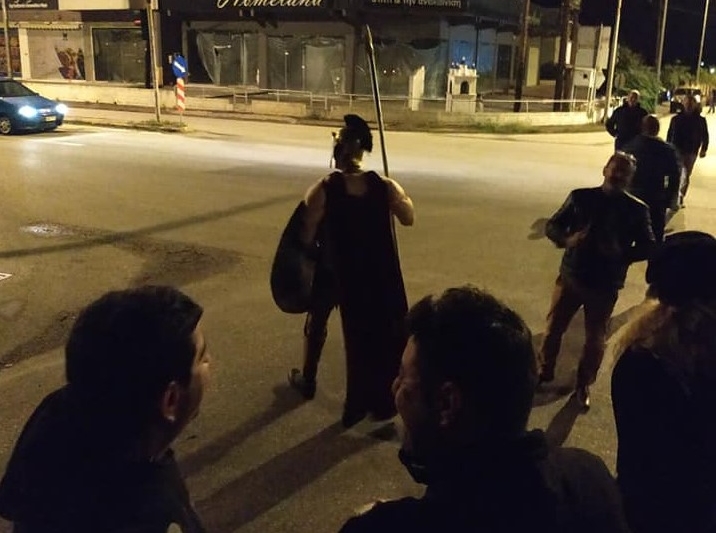 Νάουσα: Πίστεψαν hoax και βγήκαν εναντίον μεταναστών με μπροστάρη “Μακεδονομάχο”