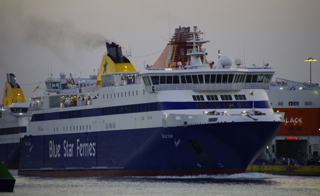 Ρόδος: Το Blue Star 2 δεν μπορεί να δέσει στο λιμάνι – Ταλαιπωρία για τους επιβάτες