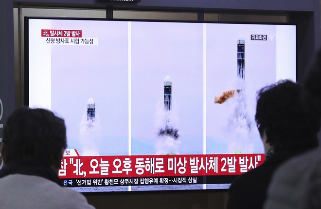 Η Βόρεια Κορέα πραγματοποίησε νέα “επιτυχή” δοκιμή εκτοξευτήρα πολλαπλών πυραύλων