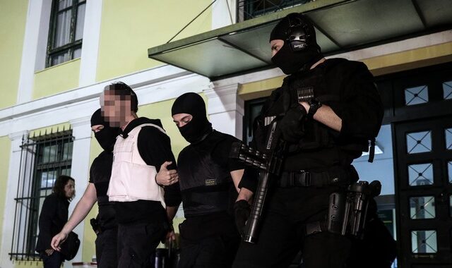 Επαναστατική Αυτοάμυνα: Πέντε χρόνια δράσης με ριπές από το καλάσνικοφ “σφραγίδα” της οργάνωσης