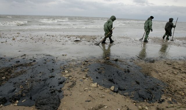 Μπολσονάρο για πετρελαιοκηλίδα: Τα χειρότερα έρχονται