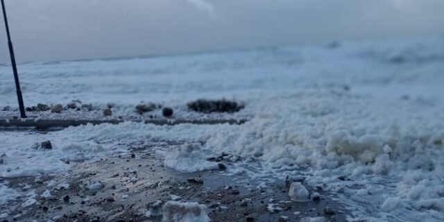 Οθωνοί: “Έβρεξε” αφρό θάλασσας – Το σπάνιο φαινόμενο που έφερε η Βικτώρια