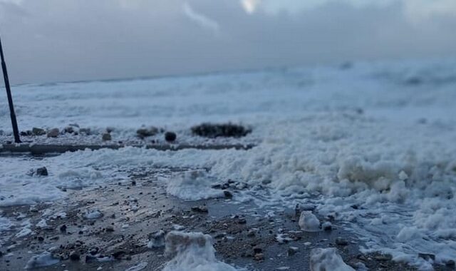 Οθωνοί: “Έβρεξε” αφρό θάλασσας – Το σπάνιο φαινόμενο που έφερε η Βικτώρια