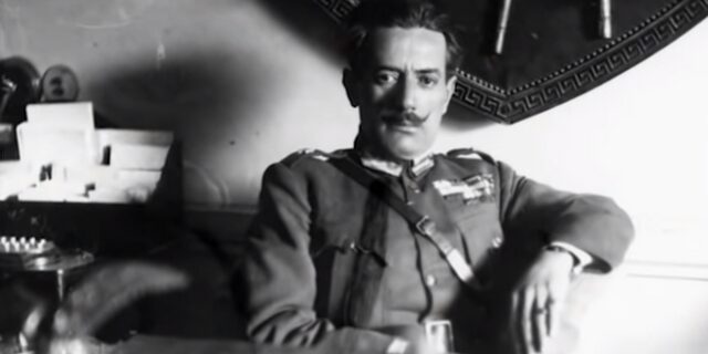 30 Νοεμβρίου 1925: Αστυνομικοί με μεζούρες, μετράνε πόσο κοντές είναι οι φούστες των γυναικών