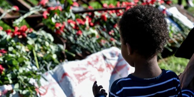 Επέτειος Πολυτεχνείου: Γαρύφαλλα, δάκρυα και πλήθος κόσμου στην πύλη του ΕΜΠ