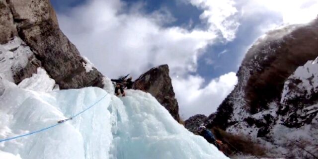Βίντεο που κόβει την ανάσα από αναρρίχηση σε παγωμένο καταρράκτη