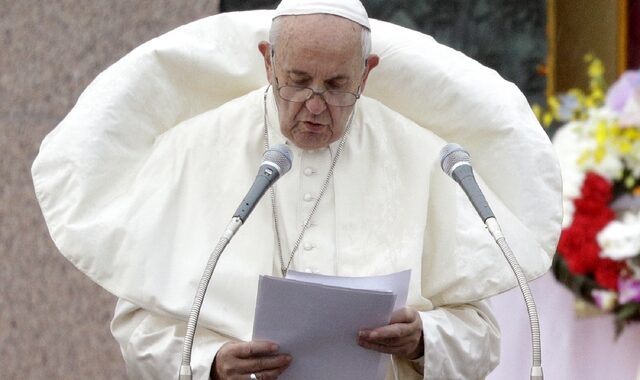 Έκρηξη οργής του Πάπα Φραγκίσκου on camera εναντίον ενοχλητικής πιστής