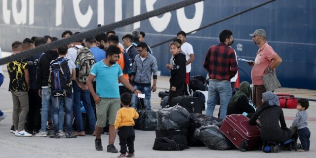 Στον Πειραιά άλλοι 58 πρόσφυγες από τα νησιά του Αιγαίου