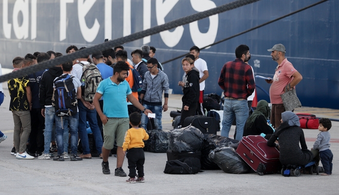 Στον Πειραιά άλλοι 58 πρόσφυγες από τα νησιά του Αιγαίου