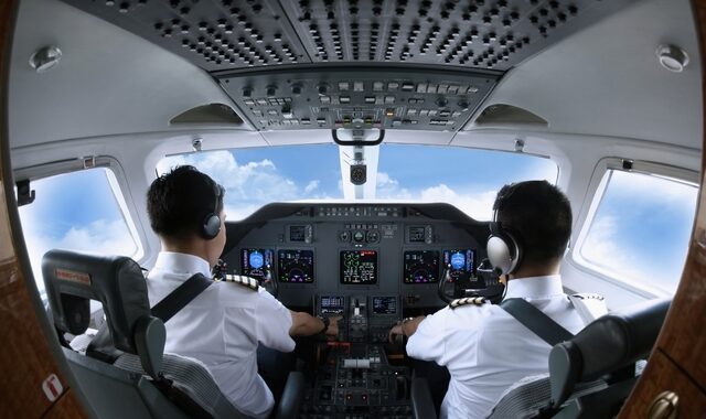 Πιλότος άφησε επιβάτιδα να μπει στο πιλοτήριο και έχασε τη δουλειά του