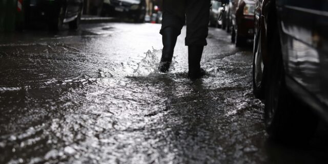 Διεκόπη η κυκλοφορία στη Λ. Βραυρώνος λόγω συσσωρευμένων υδάτων